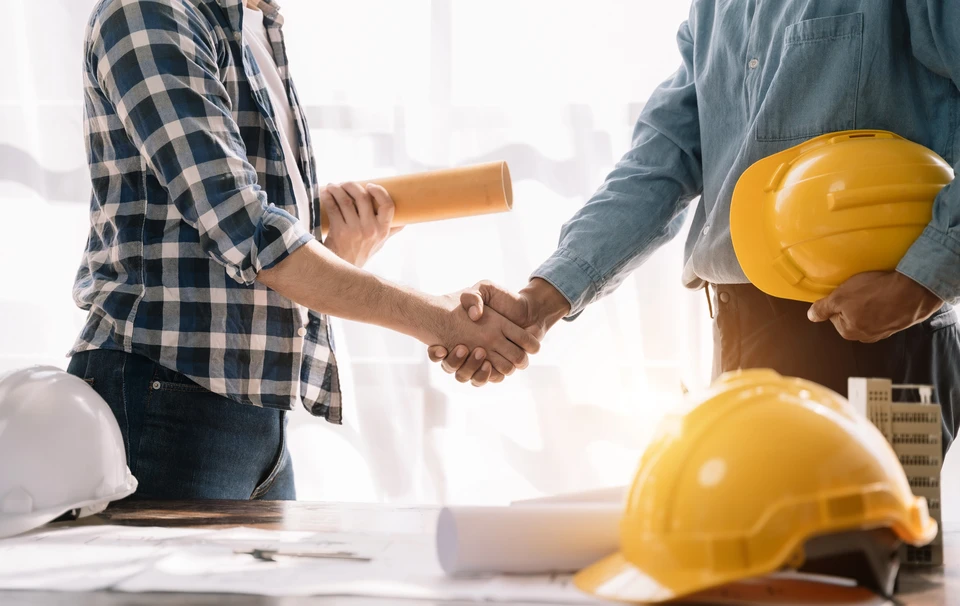 Ouvrier et entrepreneur en construction