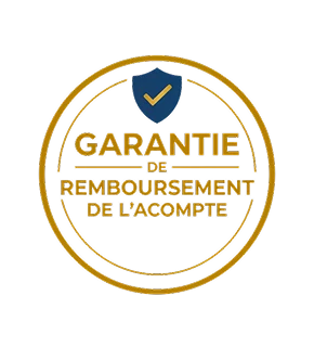 Photographie réaliste montrant une maison neuve avec le propriétaire et un professionnel du bâtiment (architecte ou inspecteur) debout devant l'entrée, en train d'examiner ensemble un document officiel de certification ou de garantie. La maison est en arrière-plan, finalisée et impeccable, en lumière naturelle de jour. Les deux personnes affichent une expression professionnelle et confiante, symbolisant la relation de confiance et la protection légale offerte par les garanties du CCMI. L'image transmet sécurité, expertise et conformité réglementaire.